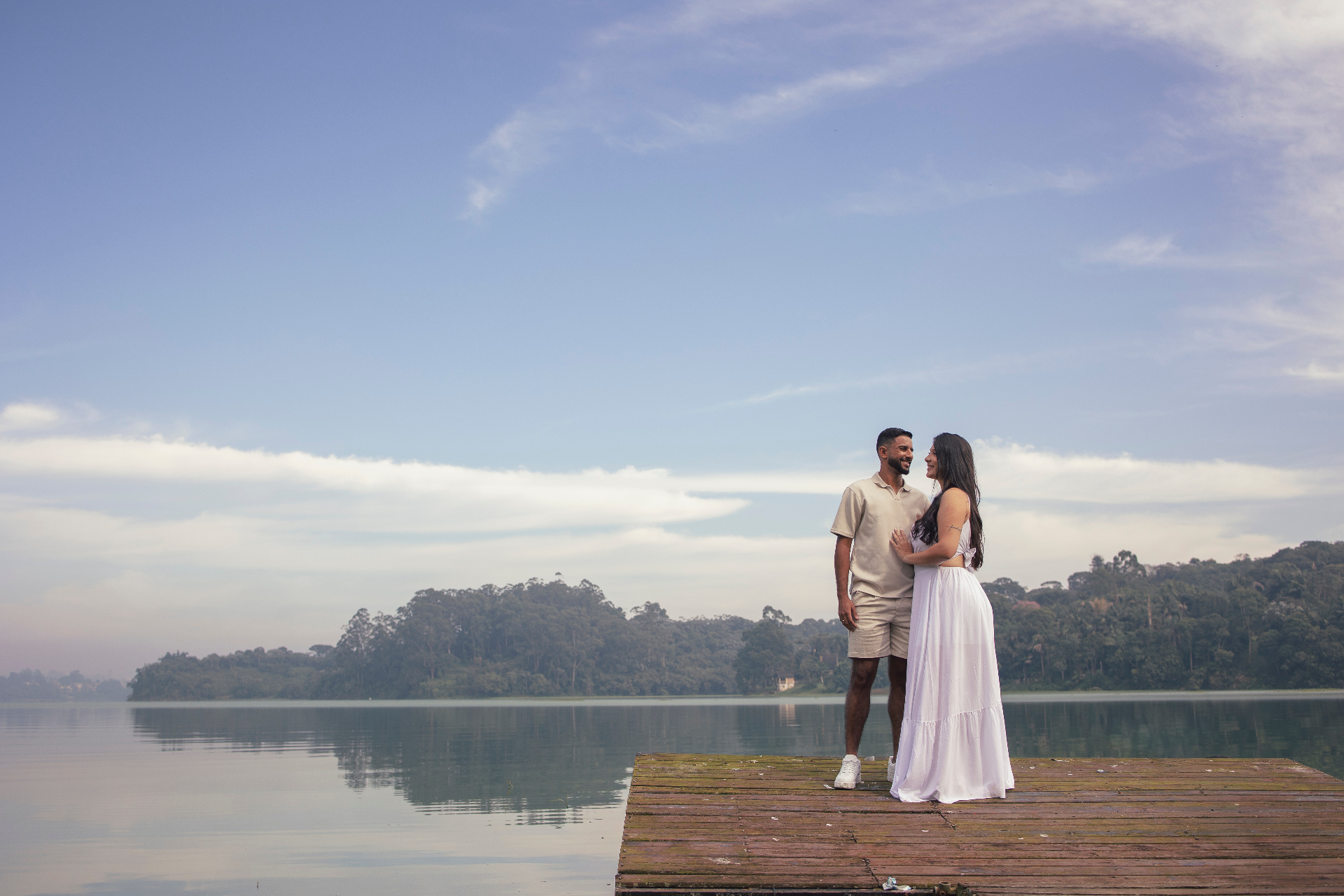 Tamara e Rafael em um píer sobre o lago